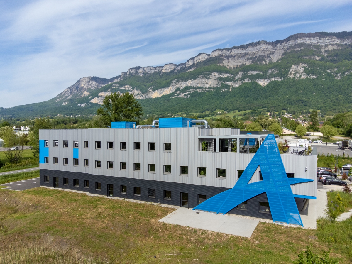 Aus einer Garage am Ufer des größten natürlichen Sees Frankreichs